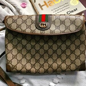 Gucci Authentic Signature Clutch